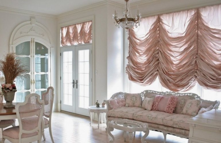 Французские шторы в гостиной: приёмы дизайнеров, которые делают комнату визуально дороже