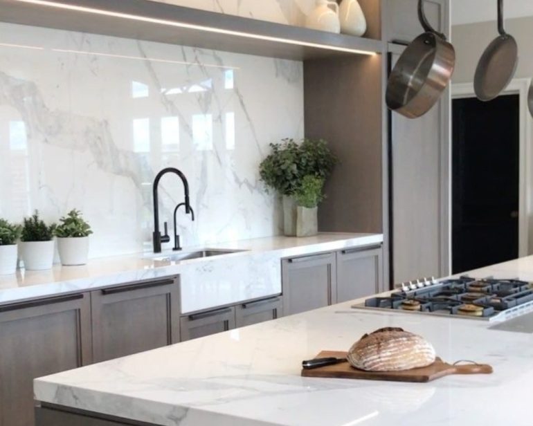 Современная кухня без визуального шума: приемы тихой роскоши в интерьере