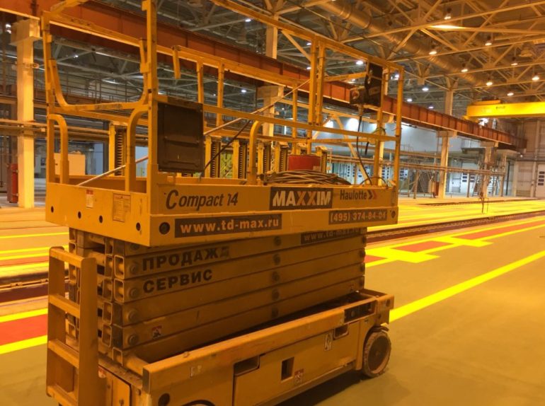 Самоходные подъёмники на складе и логистике: как ускорить высотные операции без лишних затрат